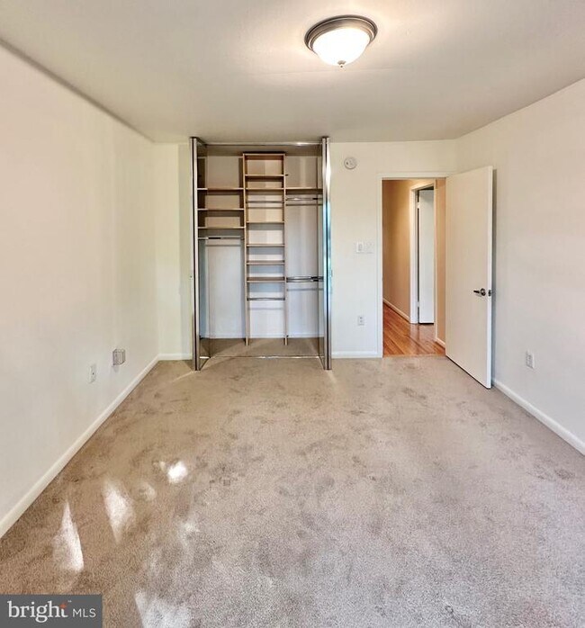 Building Photo - 2021 Lakebreeze Way