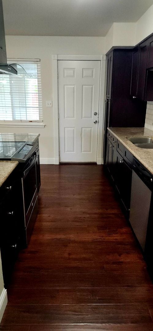 Building Photo - Beautiful Home with Pool, Garage – Availab...