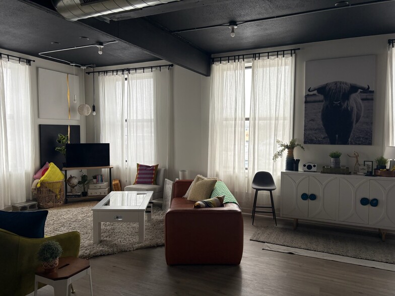 Building Photo - 100 State St N