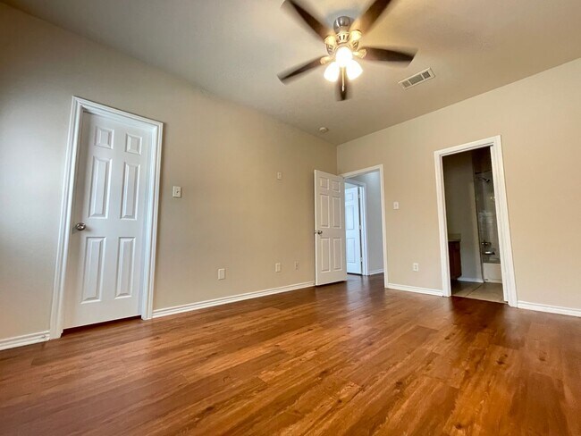 Building Photo - Charming 3/2 Duplex with Garage — No Carpet, Fenced Yard!