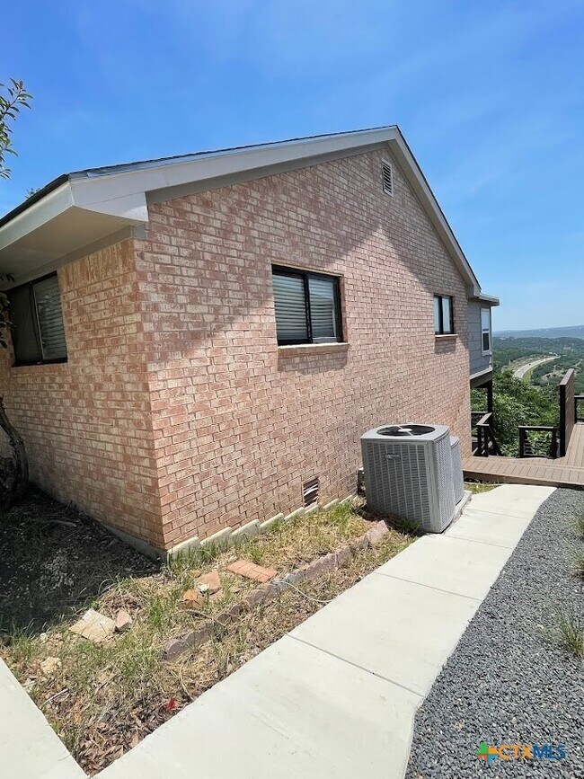 Building Photo - 744 Hill Top Dr