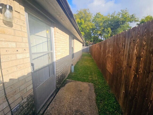 Building Photo - Perfect location in NRH!  Awesome duplex w...