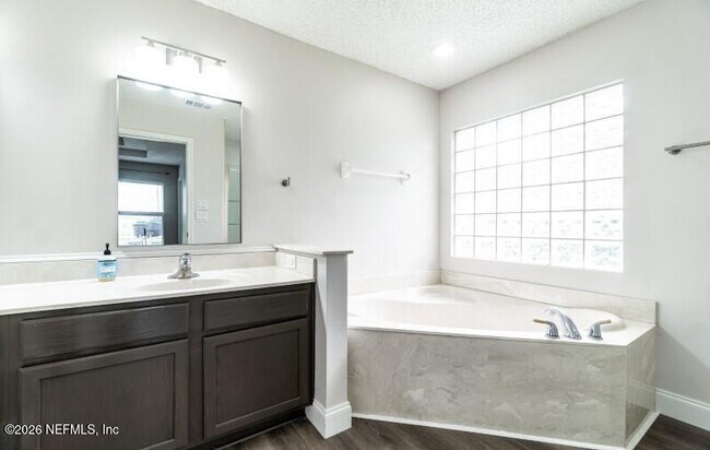 Building Photo - 557 Grand Parke Dr