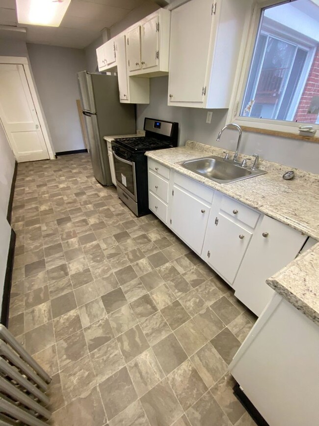 Building Photo - Upated 2 Bedroom 1 Bathroom in Beechview w...