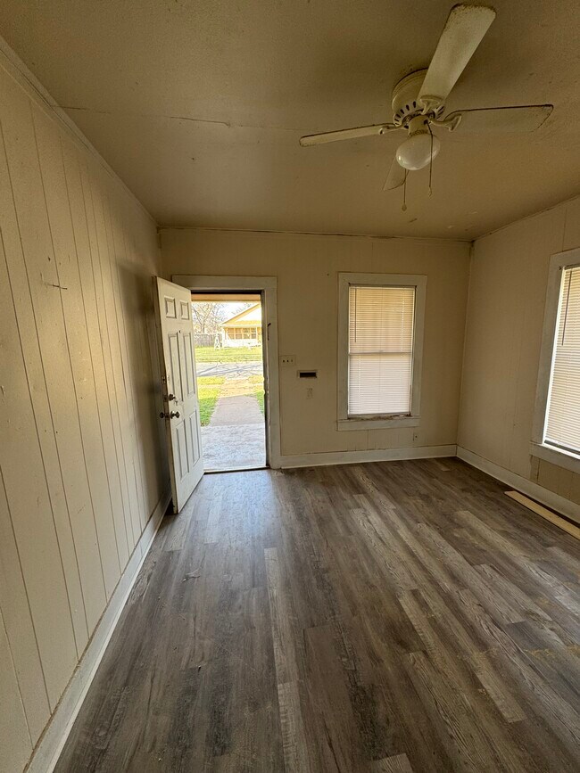 Building Photo - 925 Peach St