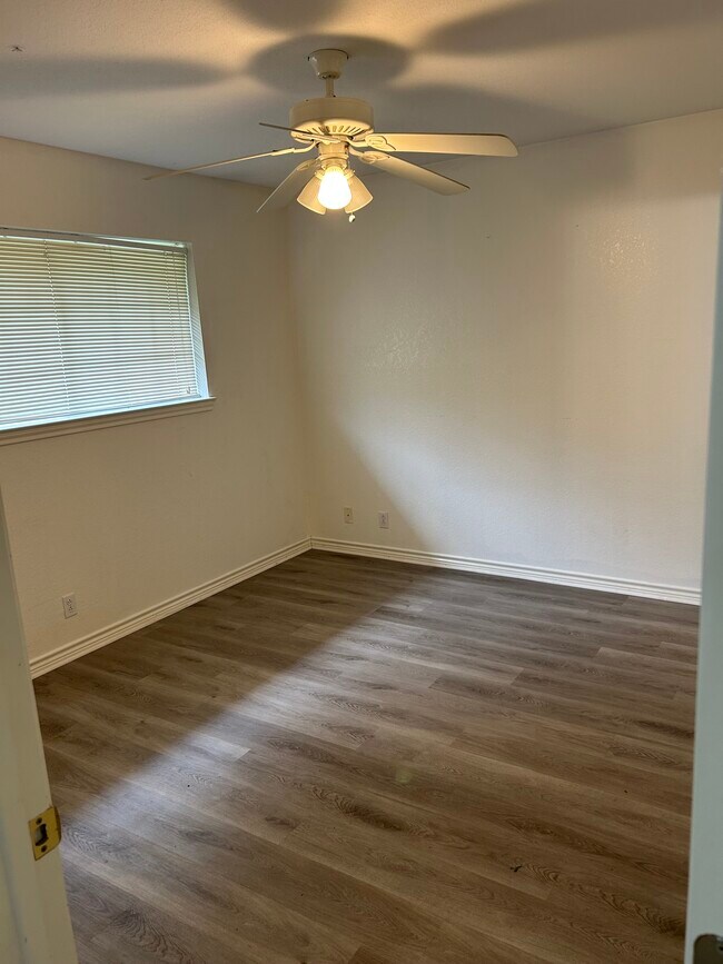 Building Photo - 2920 W Parnell St