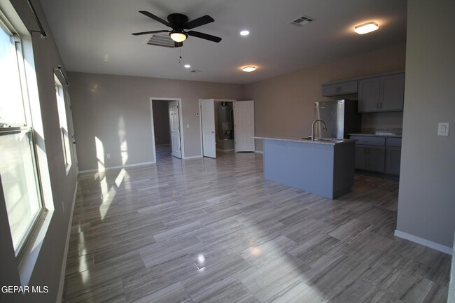 Building Photo - 517 Val Verde St