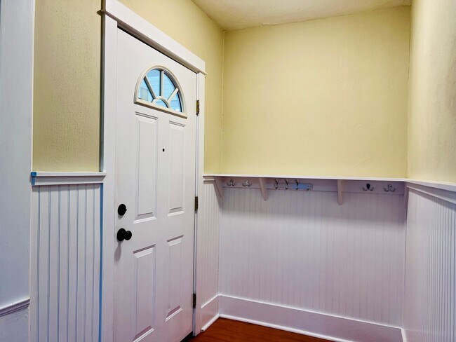 Building Photo - Craftsman Beauty Tucked into Mt.Scott-Arleta