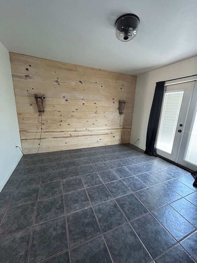 Building Photo - Private 1 Bedroom 1 Bathroom Home
