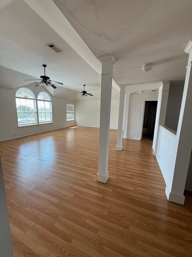 Building Photo - MOVE IN SPECIAL! $500.00 OFF 1ST FULL RENT!!Brick Home 4 bed 3.5 bath 2 car garage