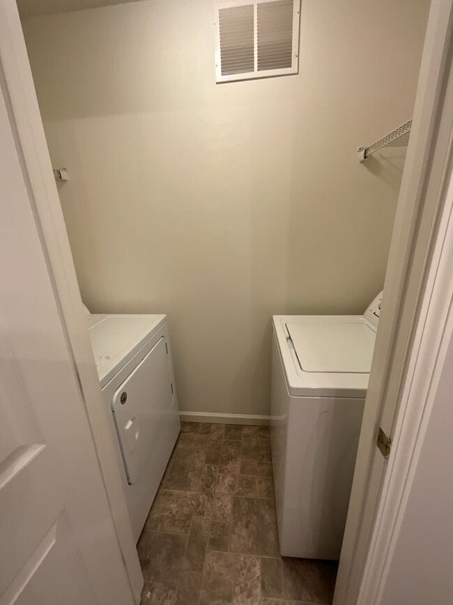 Building Photo - Charming 3 bedroom/2.5 bathroom End Unit i...