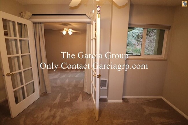 Building Photo - 2393 SW Park Pl