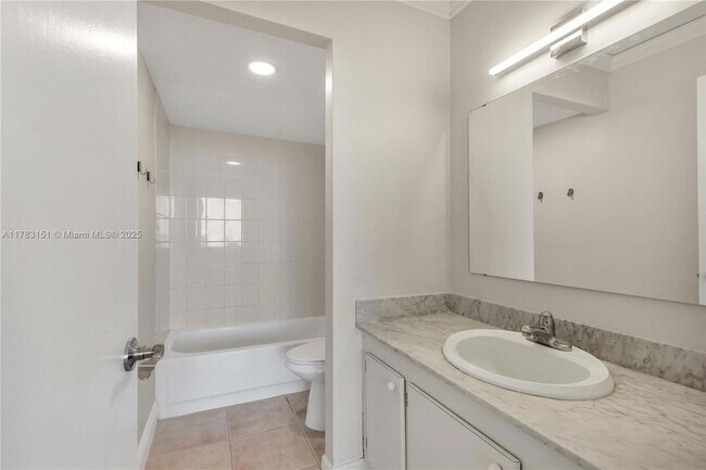 Building Photo - 1300 NE Miami Gardens Dr
