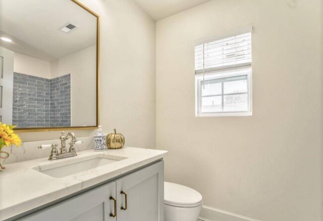 Building Photo - 412 2nd Ave