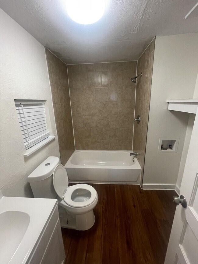 Building Photo - 108 Shaw St