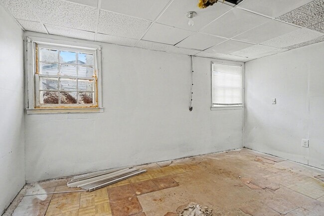 Building Photo - Large 3 Bedroom 2 Bath Home