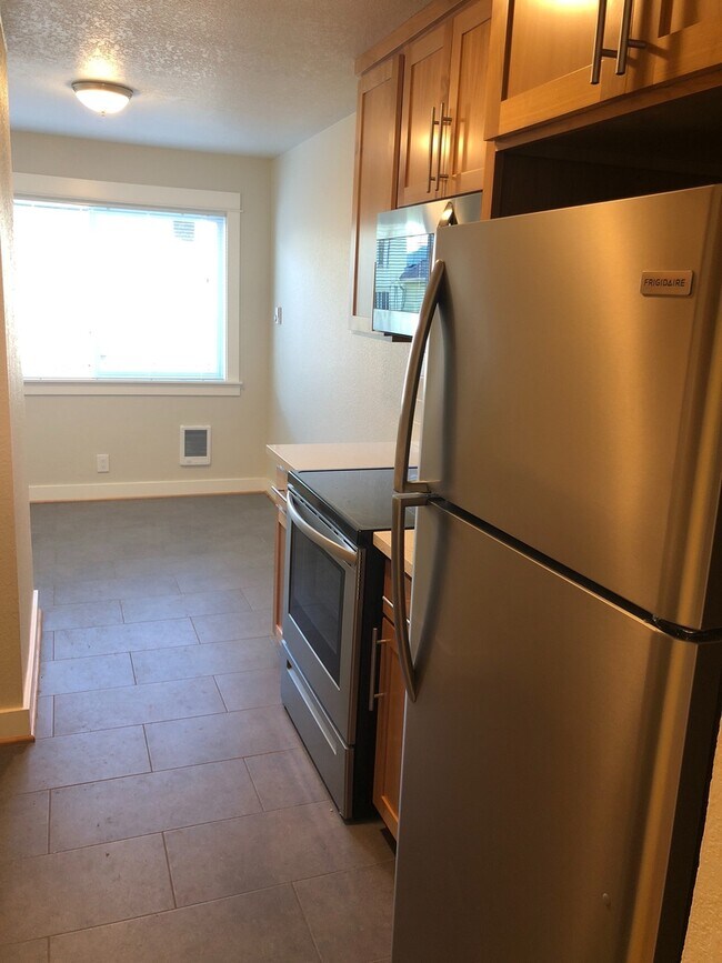 Building Photo - Clinton Abernathy Gorgeous Remodel Spaciou...