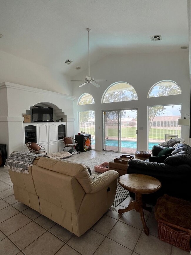 Building Photo - 2056 Desert Lakes Dr
