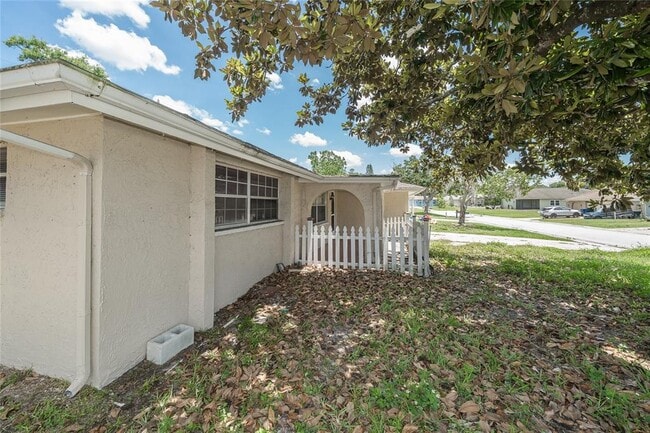 Building Photo - 7911 Foxwood Dr