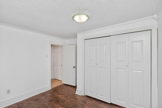 Building Photo - 3008 Lakeshore Dr