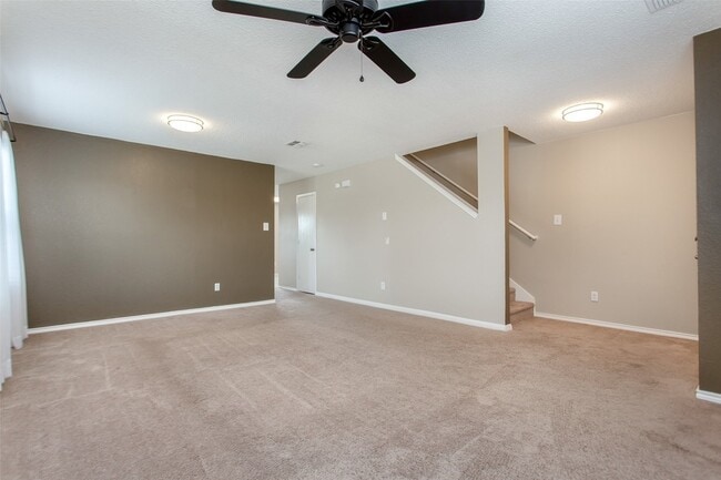 Building Photo - 2700 Peach Dr