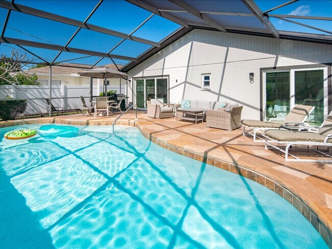 Building Photo - 692 106th Ave N