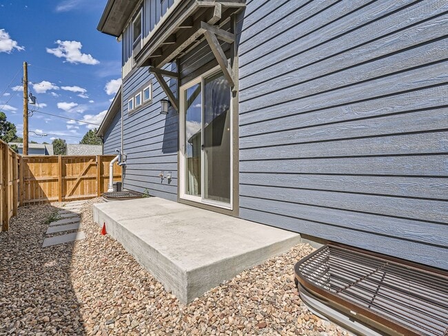 Building Photo - Spacious 4BR Duplex w/High End finishes on Quiet Street!