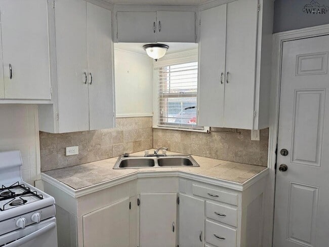 Building Photo - 1801 Rose St