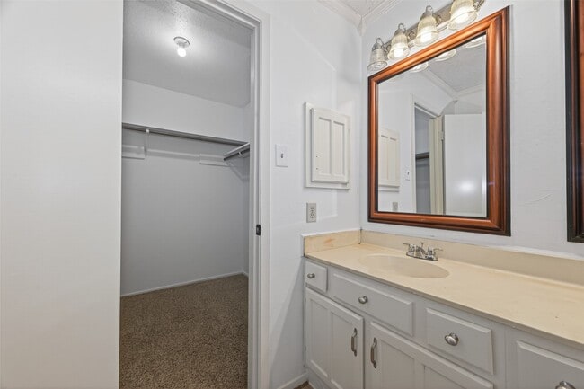 Building Photo - 13908 Cravenridge Dr