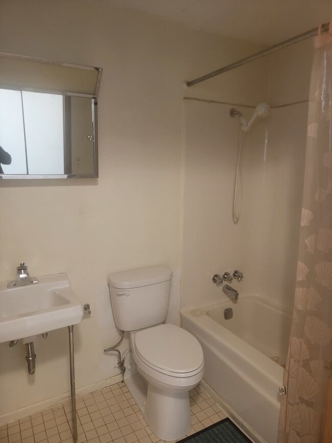 Building Photo - 309 W 24th Pl