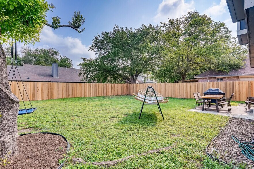 Building Photo - 2201 Rosemary Ln