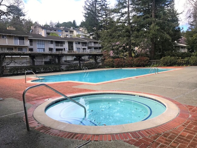 Building Photo - Spacious Townhome in Historic Saratoga Vil...