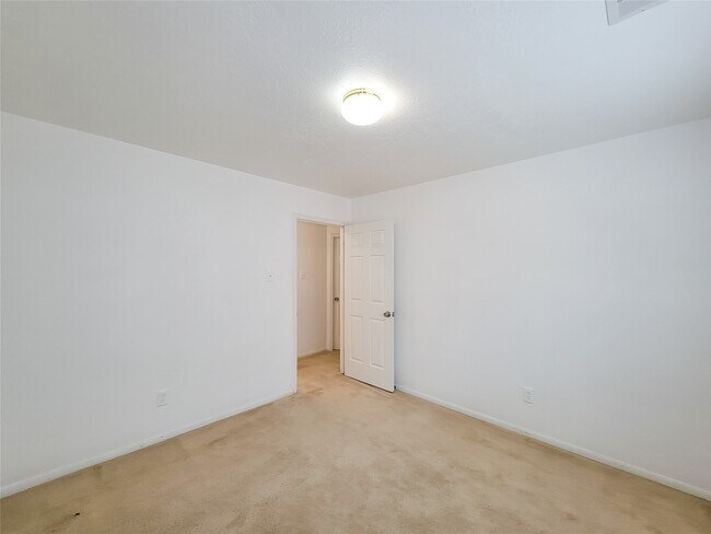 Building Photo - 16807 Sussex Dr