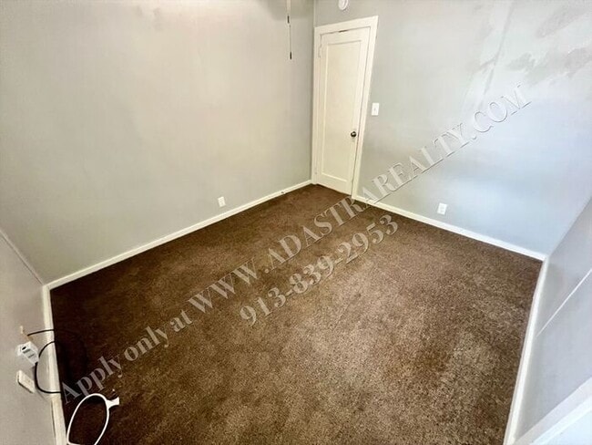 Building Photo - Cozy 2 Bed 1 Bath Duplex in OLATHE-Available NOW!!