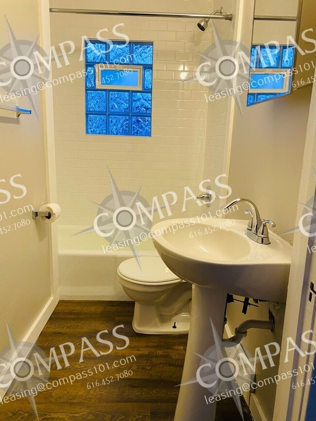 Building Photo - 711 Knapp St NE