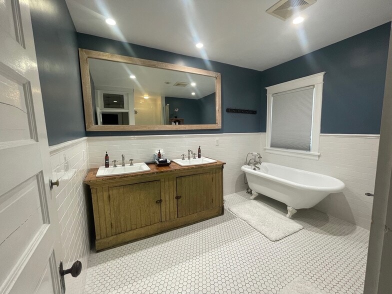 Building Photo - 4453 York Ave S