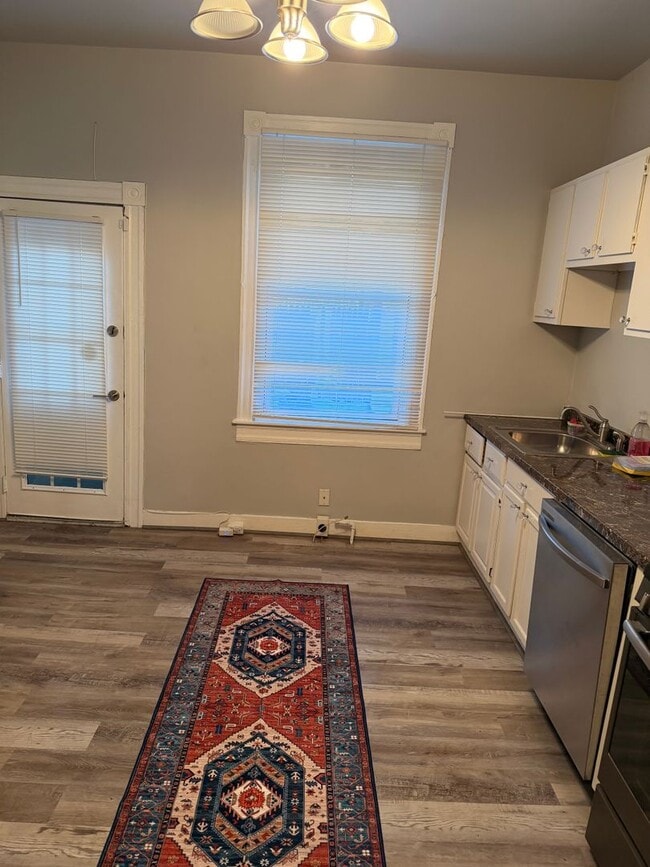 Building Photo - Spacious 3 Bedroom Townhome