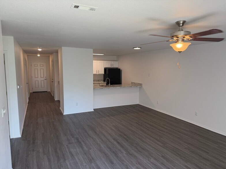 Building Photo - 1375 N Carriage Way