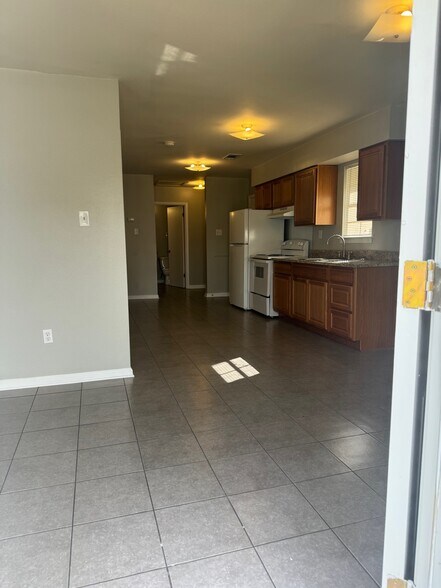 Building Photo - 2725 Huey P Long Ave