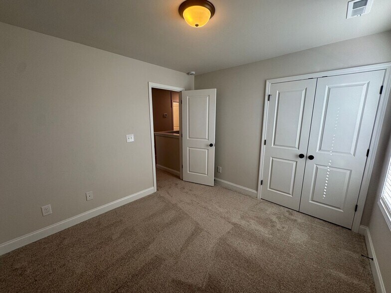 Building Photo - 49 Goldenrod Lp