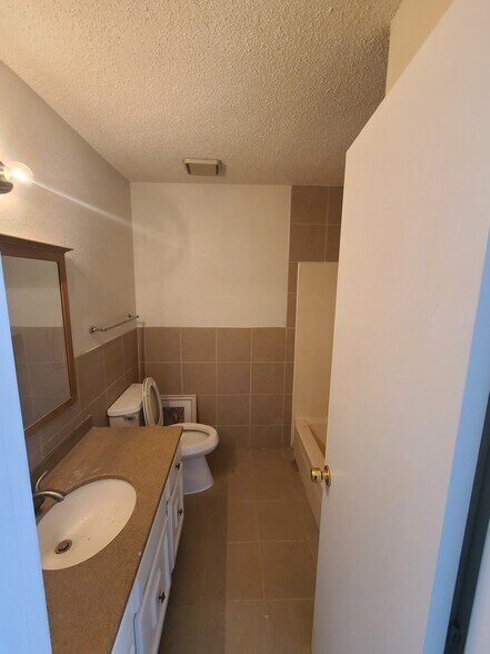 Master Bath Full Bath - 11002 Hammerly Blvd