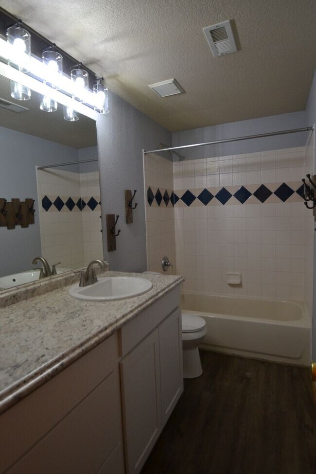 Building Photo - 6 Bed, 3.5 Bath Home Available Now!