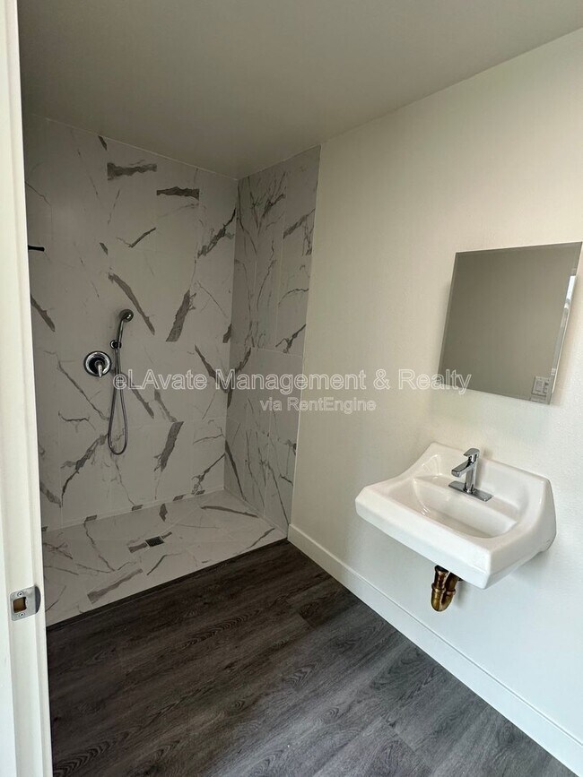 Building Photo - 226 W 87th St