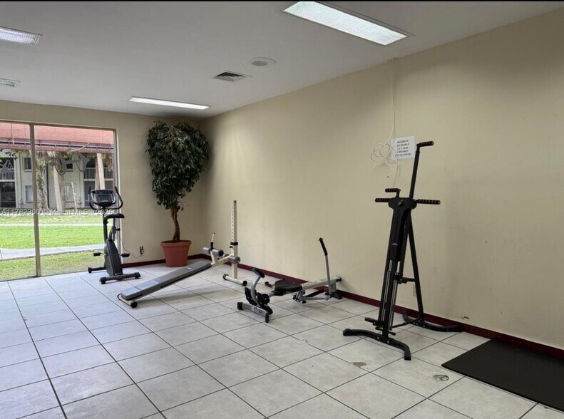 Building Photo - 9436 SW 140th Ct