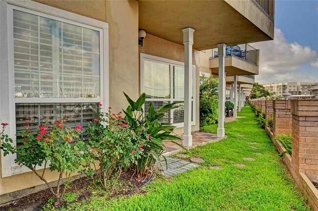 Building Photo - 921 Marine Dr
