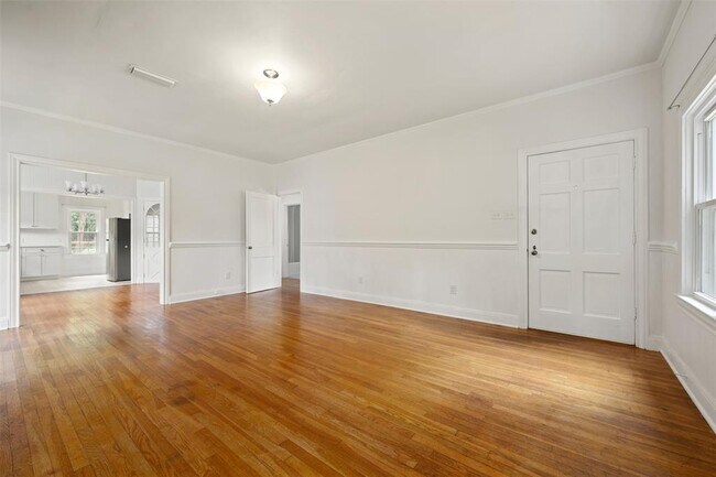 Building Photo - 2111 Kenwood Ave