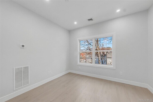 Building Photo - 10 Market St