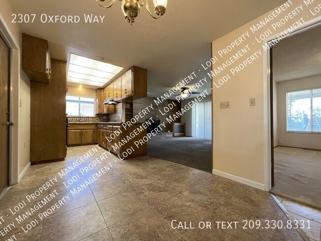 Building Photo - 2307 Oxford Way