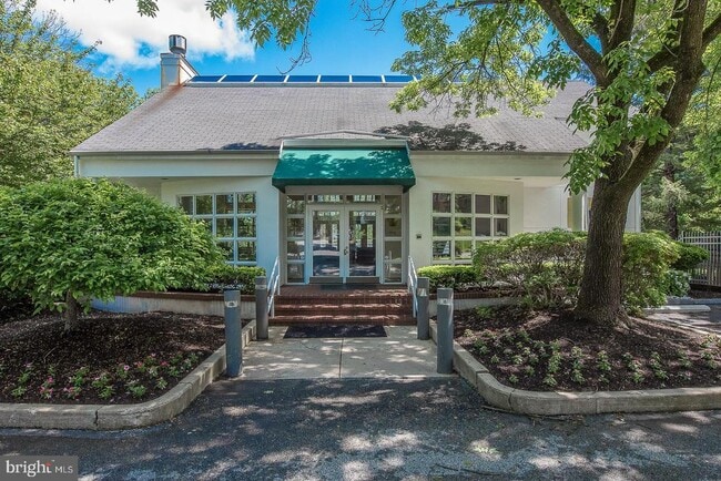 Building Photo - 1740 Oakwood Terrace