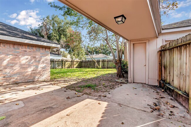 Building Photo - 2710 Green Fields Dr
